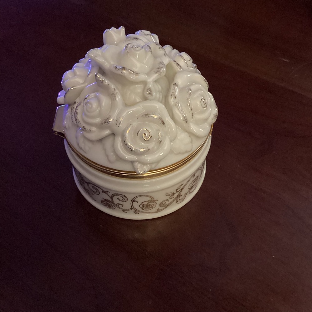Lenox 65 Roses Hinged Trinket Box - Picture 1 of 9